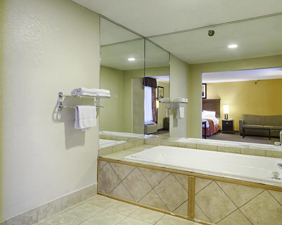 Quality Inn & Suites Quantico Stafford Zewnętrze zdjęcie